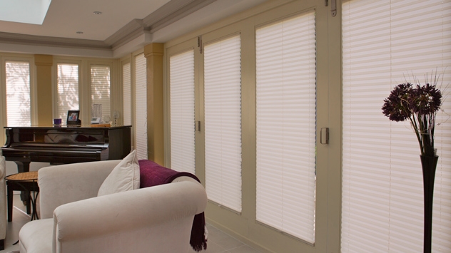 Folding doors with recessed pure pleated blinds